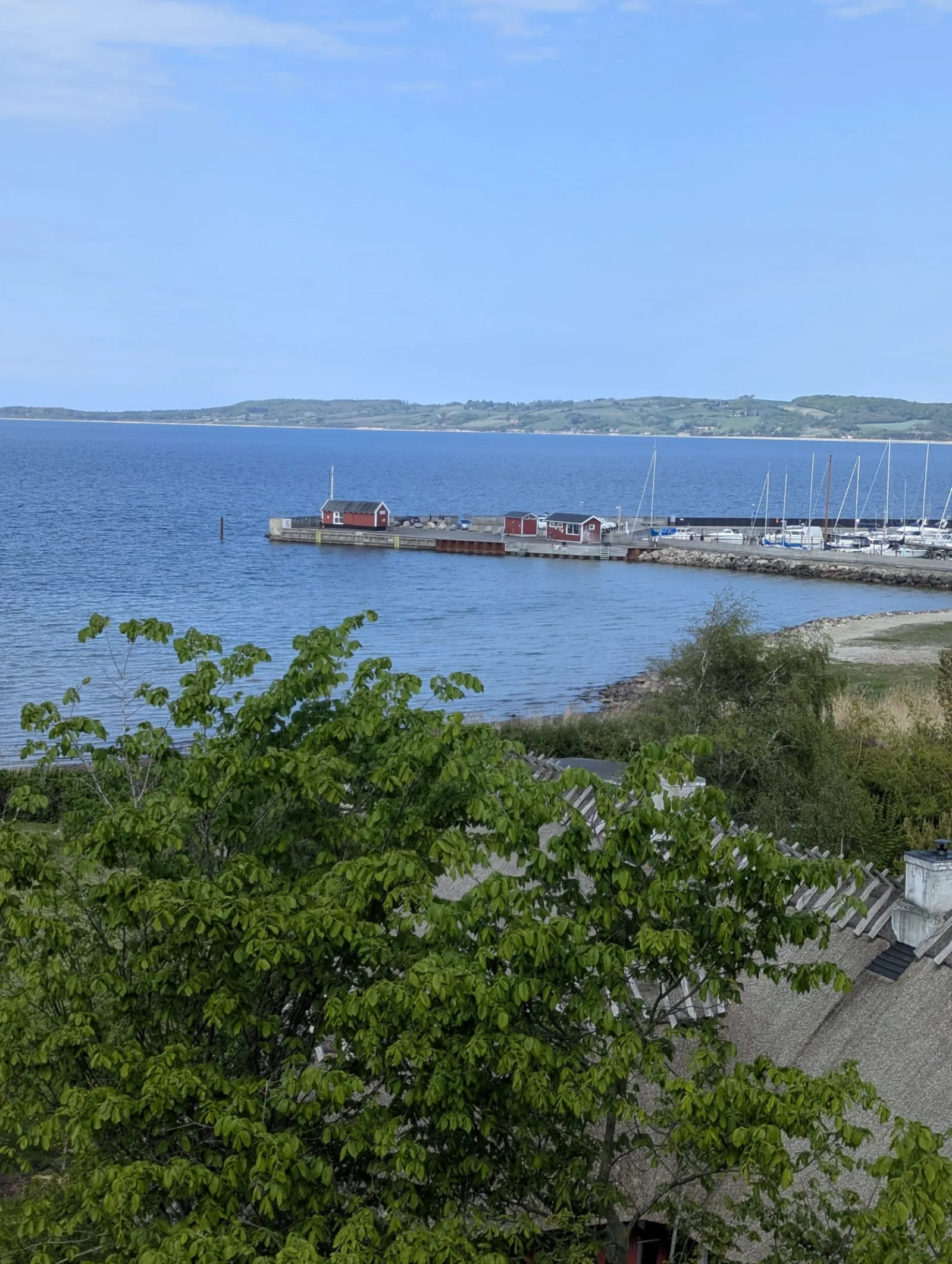 Udsigt mod Havnsø Havn fra galleriet